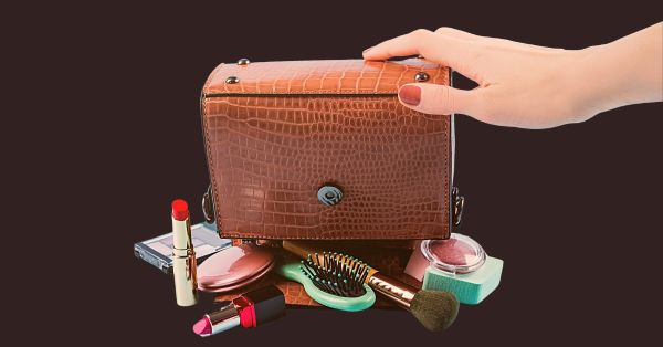Női táska rendszerezésekor érdemes a sminkeket külön kozmetikai táskában tartani